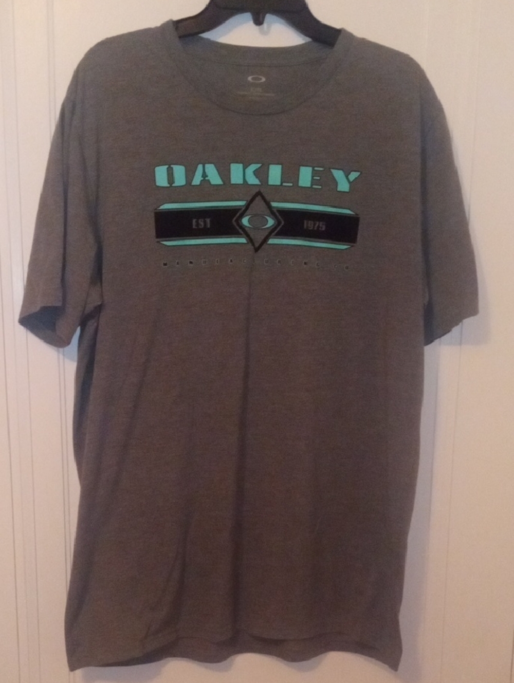 men XL OAKLEY tee